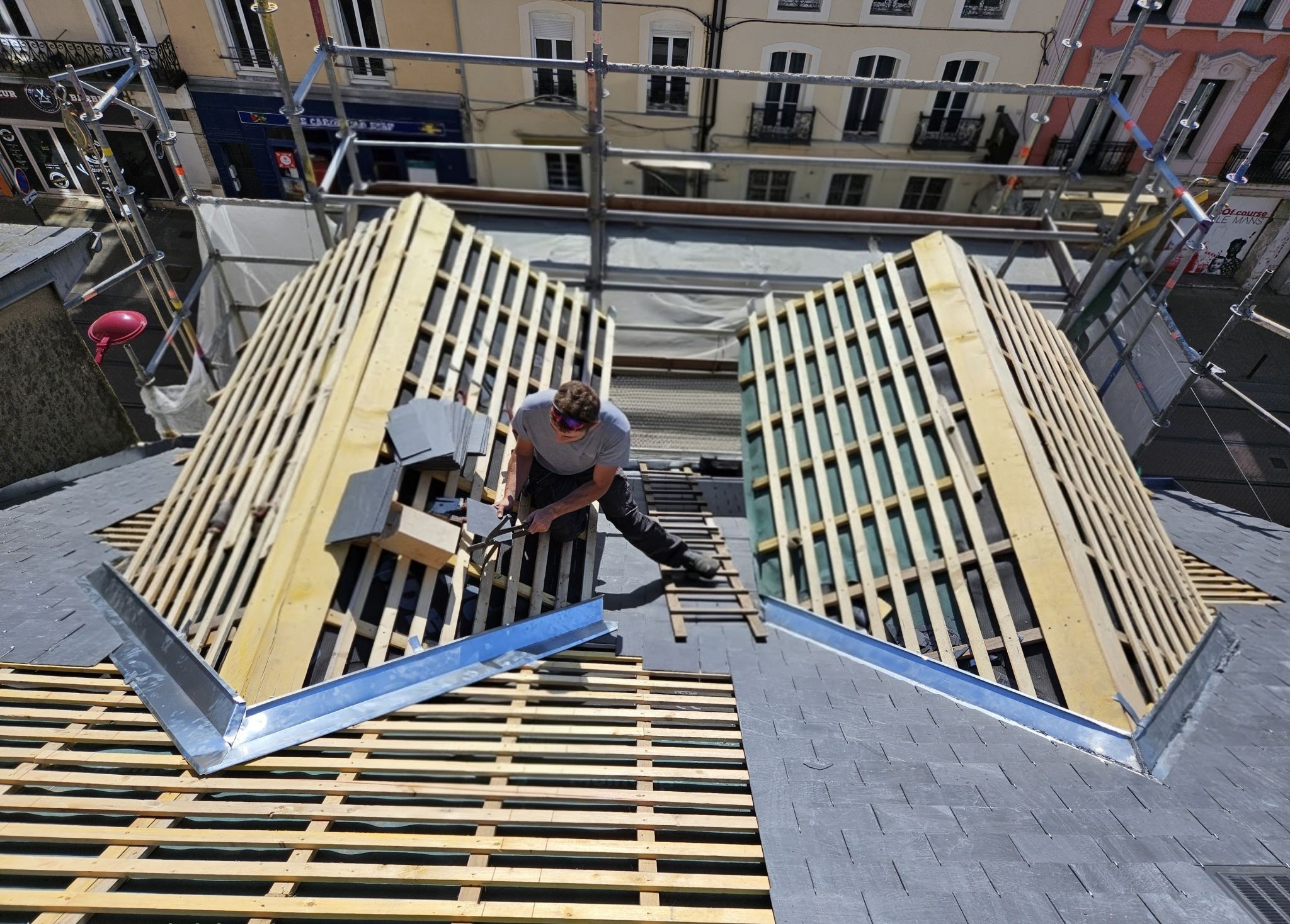 ardoise naturelle, couvreur, lucarne, le mans, vieux mans, zinguerie, zinc naturel, ecran de sous toiture, échafaudgae, rénovaiton de couverture, mansarde, réfection de toit en ardoise, réparation