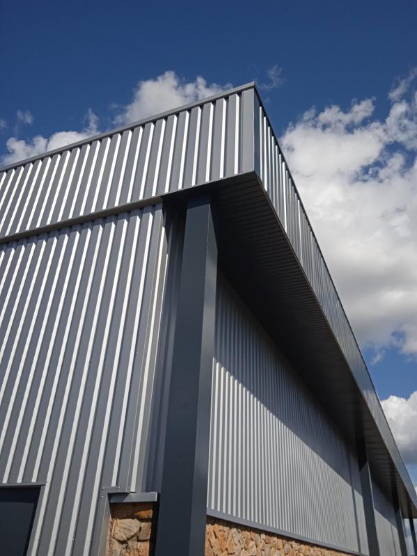 bardage acier, habillage de sous face, poteau laqué 7016, coiffe de dessus de mur